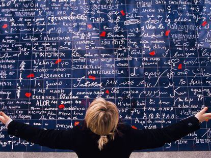 El muro de los "Je t'aime" en la plaza Jehan Rictus en Montmartre, París, donde figura la frase "te quiero" en decenas de idiomas.