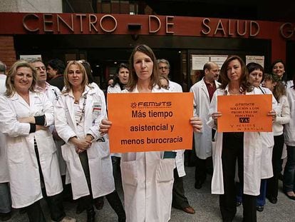 Protesta de médicos de primaria, ayer en la puerta de un ambulatorio de Madrid.