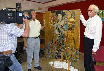 Erik el Belga, a la derecha, enseña junto al alcalde de Cúllar, José Miguel Martínez, <i>La diva, </i>inspirado en Klimt.