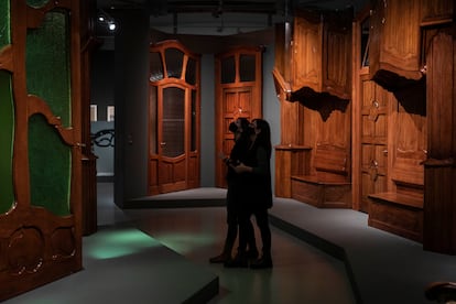 Recibidor y puertas del piso principal de La Pedrera que se pueden ver en la exposición sobre Gaudí en el MNAC.
