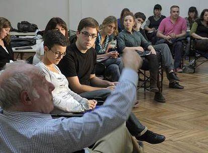 El pintor Eduardo Arroyo (de espaldas) ante los alumnos del taller.