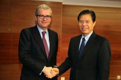 Pablo Isla, presidente de Inditex, con el ministro Zhong Shan, Representante de China para Comercio Exterior. 