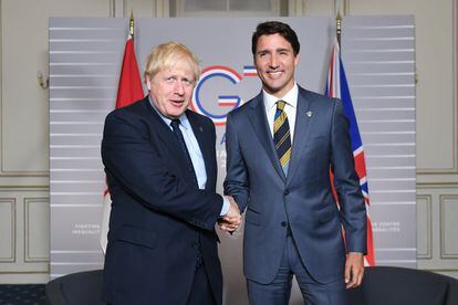El primer ministro británico, Boris Johnson (a la izquierda), posa para los medios junto a su homólogo canadiense, Justin Trudeau, antes del encuentro en Biarritz, este sábado.