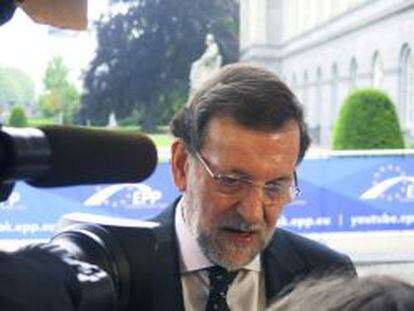 El presidente del Gobierno espa&ntilde;ol, Mariano Rajoy, realiza declaraciones a los periodistas a su llegada a la reuni&oacute;n de l&iacute;deres del Partido Popular Europeo (PPE) en Bruselas. 