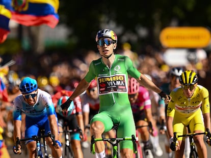 Wout Van Aert, maillot verde, celebra la victoria por delante de Michael Matthews y Tadej Pogacar.