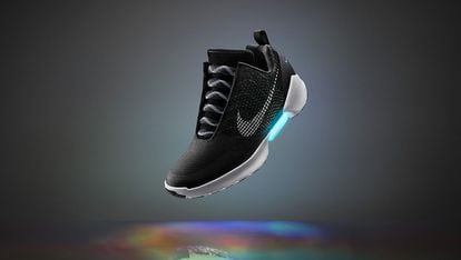 Nike Hyperadapt 1.0

Las primeras zapatillas con cordones que se atan automáticamente iniciaron su comercialización con un precio recomendado de 700 euros aproximadamente. Hoy en día, es complicado conseguirlas por menos de 3.300 euros.