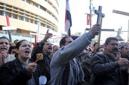 Varios cristianos coptos egipcios protestan a las puertas del centro de Información en El Cairo