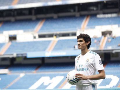Jesús Vallejo posa para los medios tras su presentación como nuevo jugador del Real Madrid.