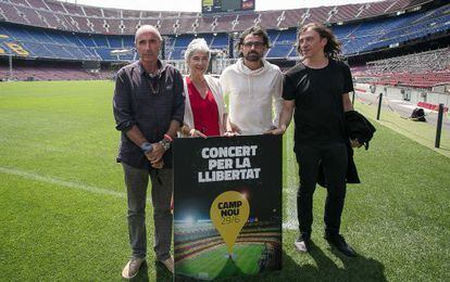 De izquierda a derecha, Llu&iacute;s Llach, Muriel Casals, Llu&iacute;s Don&egrave;s y Gerard Quintana, ayer en el Camp Nou.