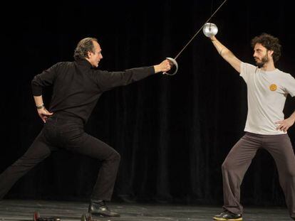 El maestro Esperanza cruza el hierro con un aspirante a Scaramouche en el escenario del teatro Vict&ograve;ria.