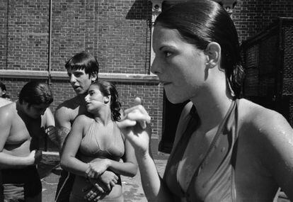 Pebbles con Enzo y Tina en la piscina de Carmine Street. Little Italy, Nueva York. 1978.