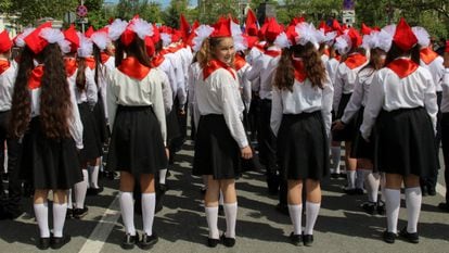 Un grupo de niñas homenajea en Sebastopol, en Crimea, a los Pioneros, organización juvenil de la Unión Soviética fundada por Lenin y que conmemoraba este 19 de mayo el centenario de su creación.