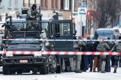 Efectivos de la policía belga en el lugar del suceso.