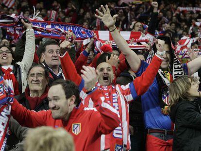 Aficionados del Atlético celebran el triunfo de su equipo en el Bernabéu.