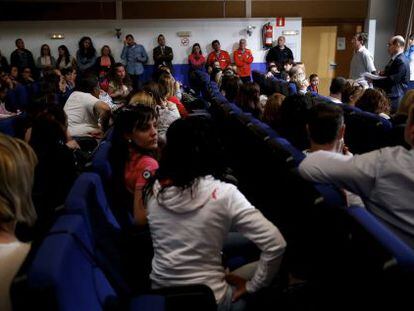 Asamblea de padres de alumnos del colegio de Casarrubuelos. 