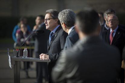 El presidente catalán en funciones, Artur Mas (i) y el cabeza de lista de Democràcia i Llibertat a las generales, Francesc Homs (d), en la rueda de prensa, que ofrecieron hoy ante las Columnas de Puig i Cadafalch, en la que el presidente Mas ha manifestado su disposición a dialogar pero sin la 'atrofia de liderazgo político' que ha afirmado que sufre el presidente del Gobierno, Mariano Rajoy, con el que cree que no es posible canalizar los 'grandes retos' de Cataluña.