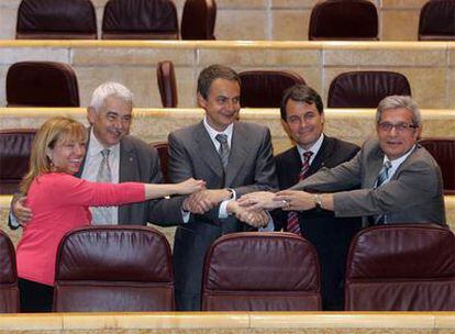 De Madre, Maragall, Zapatero, Mas y Saura, en 2006 tras aprobar el Senado el Estatuto.