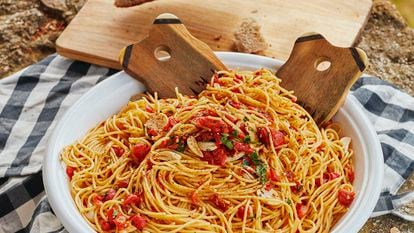 Recetas para el reportaje cenas de veranl. 'Que la noche nos pille con la mesa puesta´. En la imagen, Espaguetis contomate, perejil,ajo y guindilla