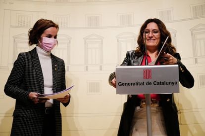 La consejera de la Presidencia, Laura Vilagrà (d) y la Secretaria General del Deporte, Anna Caula (i).