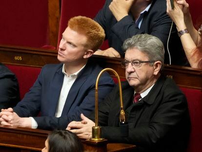 Desde la izquierda, el exdirigente de La Francia Insumisa, Adrien Quatennens, y el líder del partido, Jean-Luc Mélenchon, en marzo de 2022.