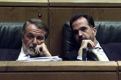 Los dirigentes del Partido Popular Jaime Mayor y Carlos Iturgaiz, ayer en el Parlamento de Vitoria.