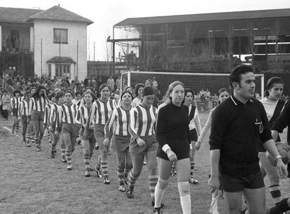 Los equipos femeninos de Sizam y Mercacredit en el campo de Boetticher, en Villaverde, en 1970, se disponen a disputar el primer partido organizado en España.
