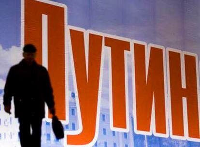 Un moscovita camina por delante de un cartel electoral de Rusia Unida en la capital rusa.