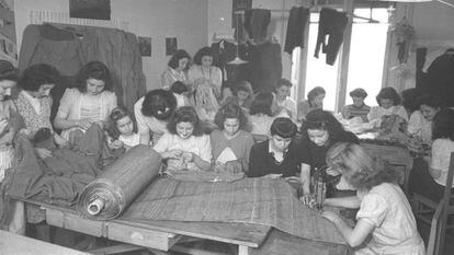 Trabajadoras en el taller de Modas Monic, en abril de 1944.