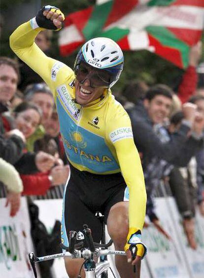 El ciclista español del Astana, Alberto Contador, celebra su victoria en la contrarreloj definitiva de la sexta y última etapa de la Vuelta al País Vasco.