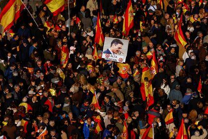 Concentración este sábado en la plaza de la Cibeles en Madrid contra el Gobierno de Pedro Sánchez. La presidenta madrileña, Isabel Díaz Ayuso, no ha asistido a la protesta pese a que esta semana ha dicho que la apoyaba “rotundamente”. El PP ha decidido mantener un perfil bajo en la protesta en su nueva estrategia de alejarse de la agenda de Vox.