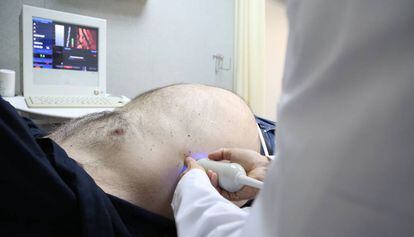 Un hepatòleg explora un pacient a Vall d'Hebron.