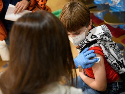 Un niño recibe la vacuna contra la covid, este jueves en el Hospital infantil de O'Donnell, en Madrid.