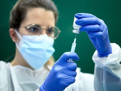 Personal sanitario realiza las primeras vacunaciones de la vacuna AstraZeneca a farmacéuticos y fisioterapeutas en Girona, este miércoles.