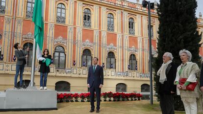 El presidente de la Junta de Andalucía, Juanma Moreno (en el centro), la poeta Rosa Díaz y el fundador del partido Andalucista Alejandro Rojas-Marcos, durante el izado de la bandera celebrado este domingo en el Palacio de San Telmo en Sevilla con motivo del primer Día de la Bandera de Andalucía.