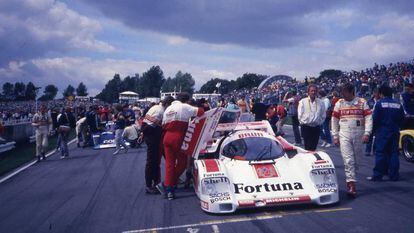 Jesús Pareja, a la derecha, camina junto a su prototipo en las 24 Horas de Le Mans de 1986.