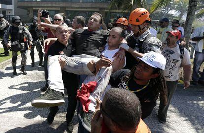 manifestantes tras un enfrentamiento con la policía en las protestas cerca del Hotel Windsor del barrio de Barra da Tijuca, donde se celebrará la subasta del campo de Libra