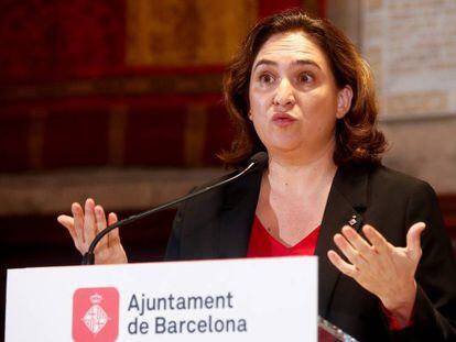 La alcaldesa de Barcelona, Ada Colau, durante su comparecencia este domingo en el Ayuntamiento de Barcelona. En vídeo, declaraciones de Colau.