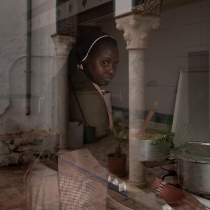Una de las monjas prepara el almuerzo para todas las hermanas en el convento de las Hermanas Pobres de Santa Clara, en Carmona (Sevilla).