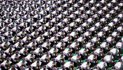 Unas 1.000 mujeres reciben un masaje en un centro deportivo en Jinan (China). El numeroso grupo intenta conseguir el record guinness en tratamiento de belleza con un masaje de 30 minutos.