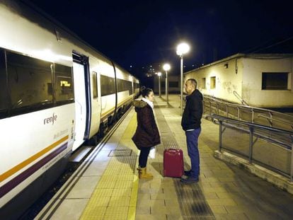 Dos personas aguardan la salida del último tren de Soria a Madrid el pasado 15 de enero.