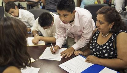 Ingrid con sus dos hijos recogiendo firmas de apoyo a la ley.