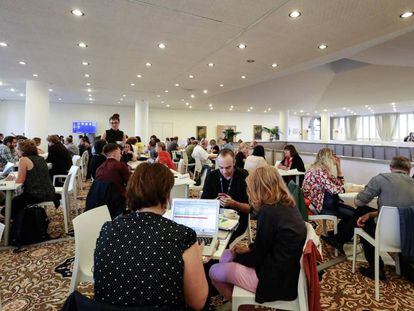 Ambiente de negocios en la tercera planta del Hotel Excelsior, donde se celebra el mercado.