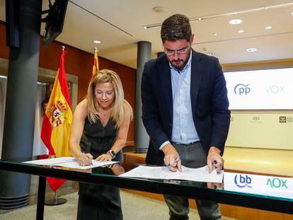 Los portavoces del PP y de Vox en el parlamento aragonés, Ana Alós y Alejandro Nolasco durante la firma este viernes.