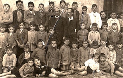 Severiano Núñez, con gafas, el maestro fusilado en Plasencia, junto a su colega y los niños de la escuela.