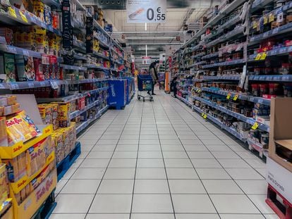 Varios clientes hacen la compra en un supermercado de Santiago, este viernes.