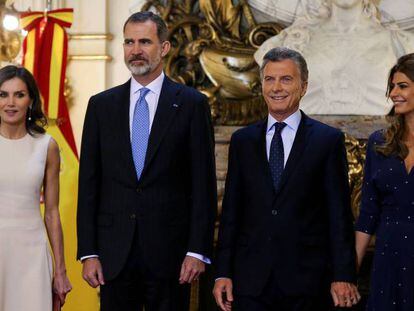 Los Reyes junto a Macri y su mujer, Juliana Awada. En vídeo, los Reyes Felipe y Letizia visitan Argentina.