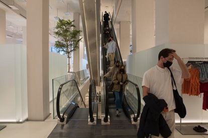 Escaleras mecánicas que conectan las plantas.