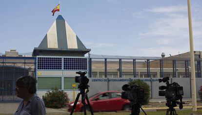 El edificio del CIE de la Zona Franca de Barcelona.