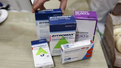 Cajas de varios medicamentos que tienen a la azitromicina como principio activo.
