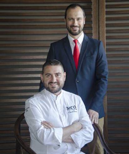 David Oliva, de 39 años, con Fabián Villar, sumiller y jefe de sala del restaurante Back (Marbella).